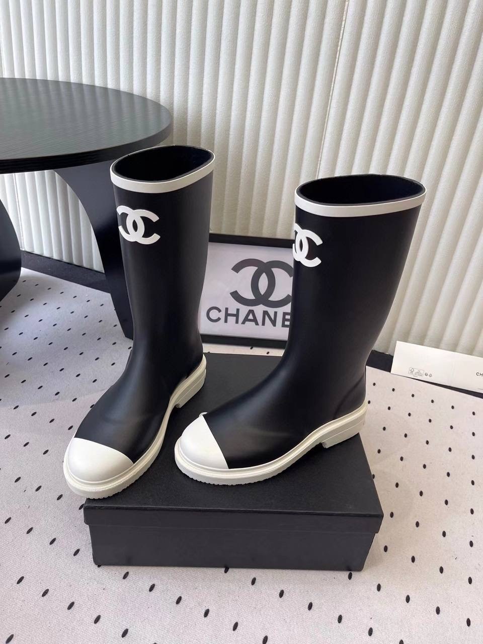 резиновые сапоги chanel,сапоги chanel,chanel черные резиновые сапоги для женщин,резиновые сапоги шанель,чёрные резиновые сапоги chanel
