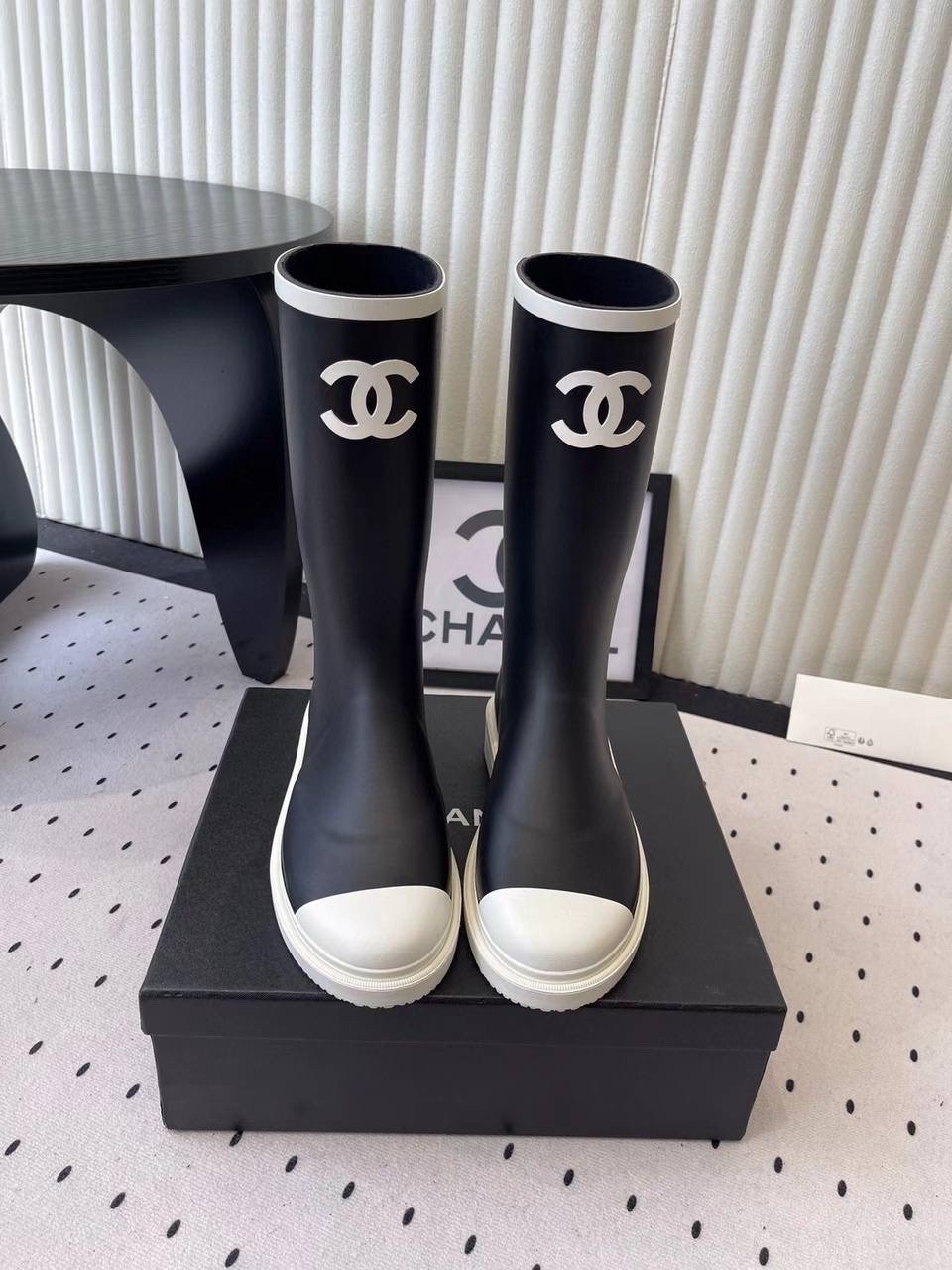 резиновые сапоги chanel,сапоги chanel,chanel черные резиновые сапоги для женщин,резиновые сапоги шанель,чёрные резиновые сапоги chanel