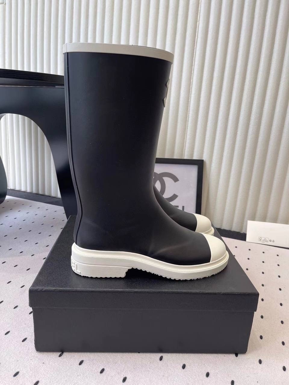 резиновые сапоги chanel,сапоги chanel,chanel черные резиновые сапоги для женщин,резиновые сапоги шанель,чёрные резиновые сапоги chanel