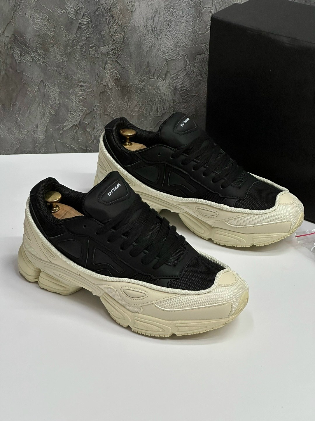 adidas ozweego 3 raf simons cream white,кроссовки raf simons x ozweego adidas белый,adidas ozweego raf simons,adidas x raf simons ozweego white & black,adidas raf simons ozweego 3