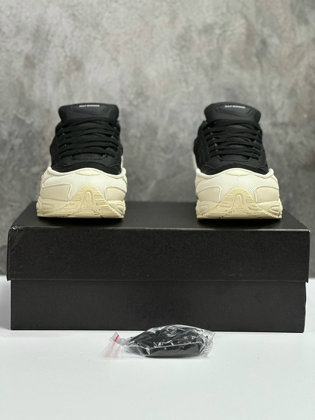 adidas ozweego 3 raf simons cream white,кроссовки raf simons x ozweego adidas белый,adidas ozweego raf simons,adidas x raf simons ozweego white & black,adidas raf simons ozweego 3