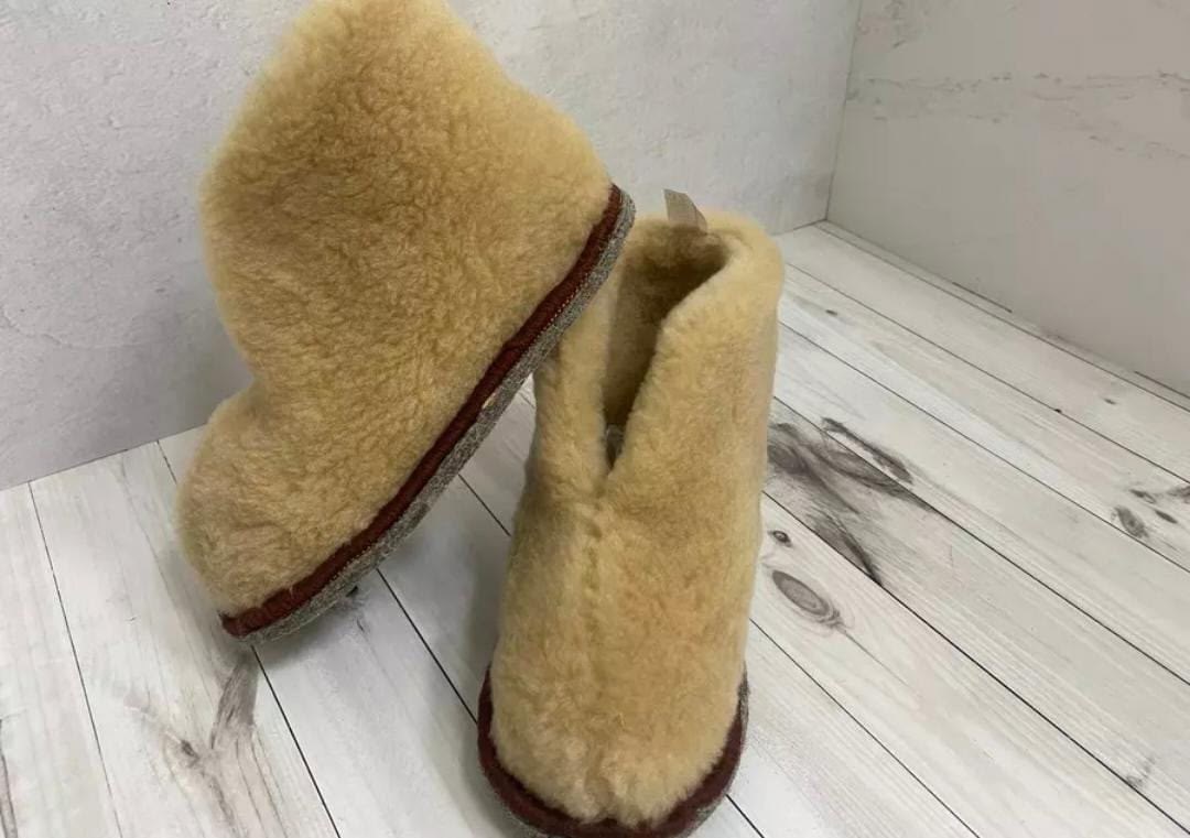 теплые тапочки натуральной из овечьей шерсти,теплые тапочки бурки чуни из овечьей шерсти,чуни из овчины домашние,тапочки домашние чуни меховые,чуни женские домашние тапочки из овчины лён бел