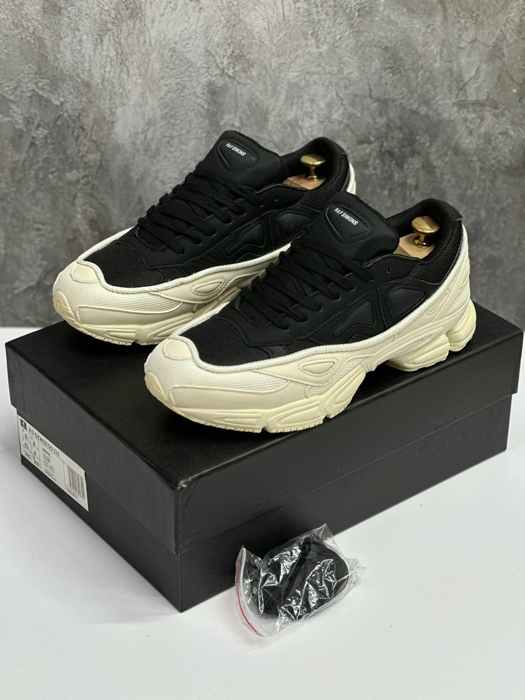 adidas ozweego 3 raf simons cream white,кроссовки raf simons x ozweego adidas белый,adidas ozweego raf simons,adidas x raf simons ozweego white & black,adidas raf simons ozweego 3