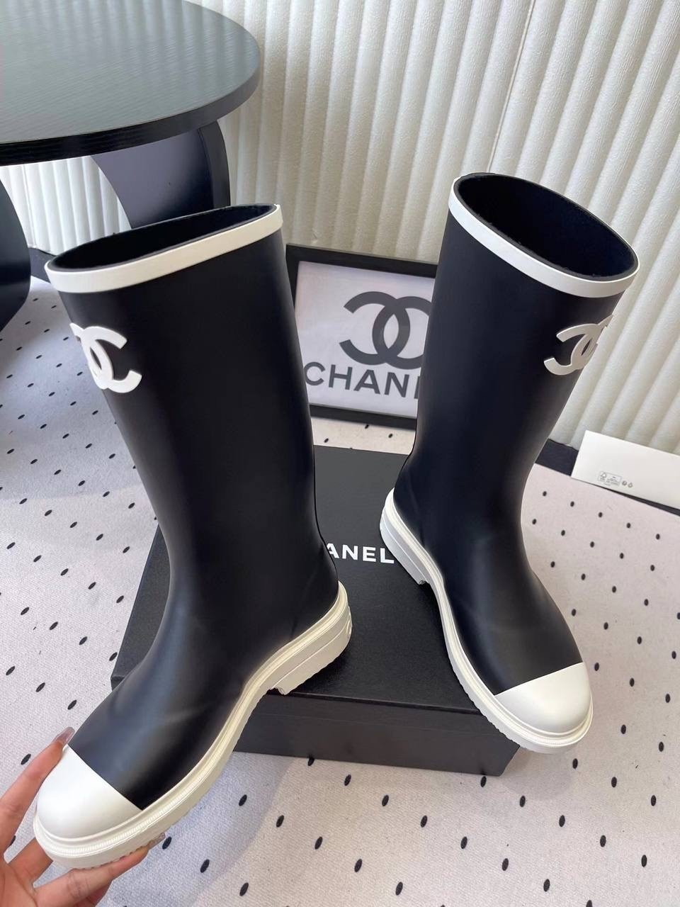 резиновые сапоги chanel,сапоги chanel,chanel черные резиновые сапоги для женщин,резиновые сапоги шанель,чёрные резиновые сапоги chanel