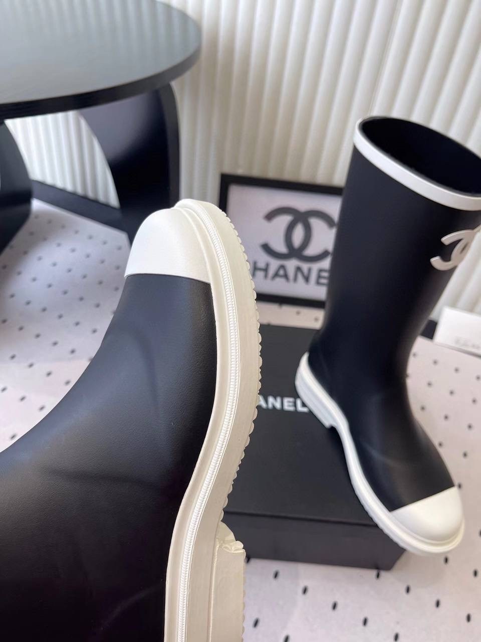 резиновые сапоги chanel,сапоги chanel,chanel черные резиновые сапоги для женщин,резиновые сапоги шанель,чёрные резиновые сапоги chanel