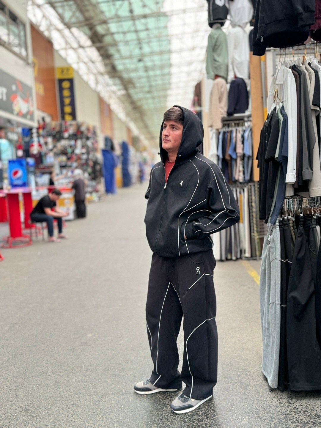 в спортивном костюме,мужской спортивный костюм,спортивный повседневный костюм,спортивные костюмы для мужчин,спортивный костюм для бега