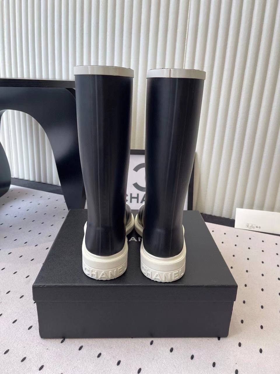 резиновые сапоги chanel,сапоги chanel,chanel черные резиновые сапоги для женщин,резиновые сапоги шанель,чёрные резиновые сапоги chanel