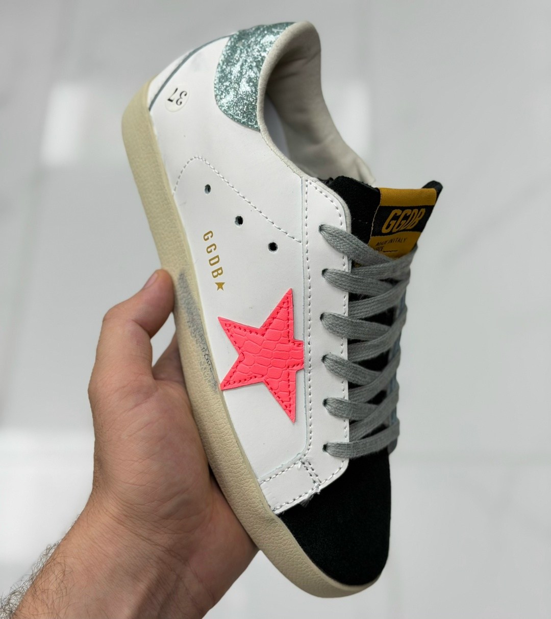 ,кроссовки golden goose,женские брендовые кроссовки кеды со звездой голден гус golden goose,кеды golden goose superstar,кеды golden goose superstar белые с чёрной пяткой