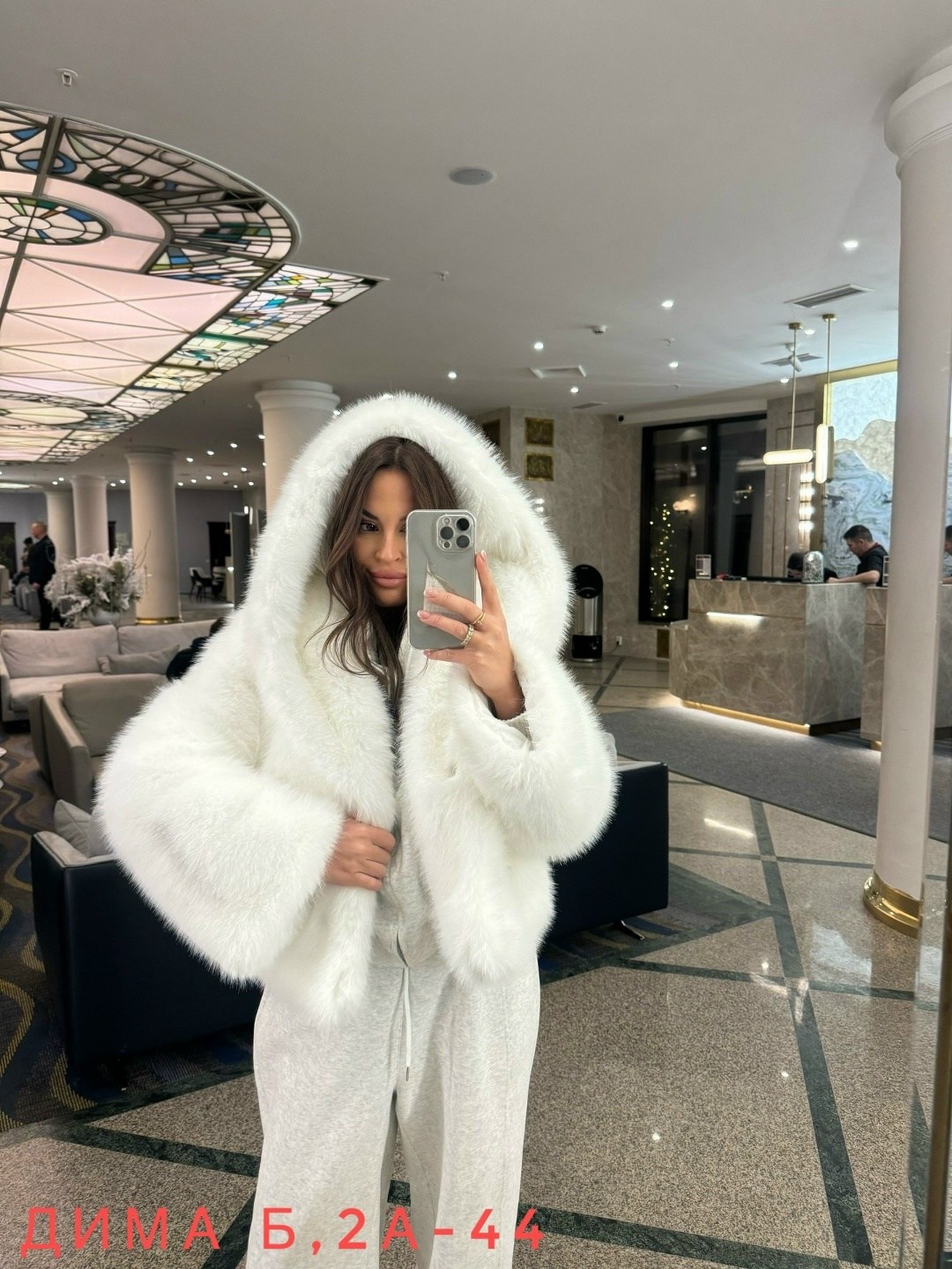 шуба с капюшоном из эко песца romana furs,шуба из меха финского песца с капюшоном белая,белая шуба из ламы с капюшоном,шуба белая,меховая куртка