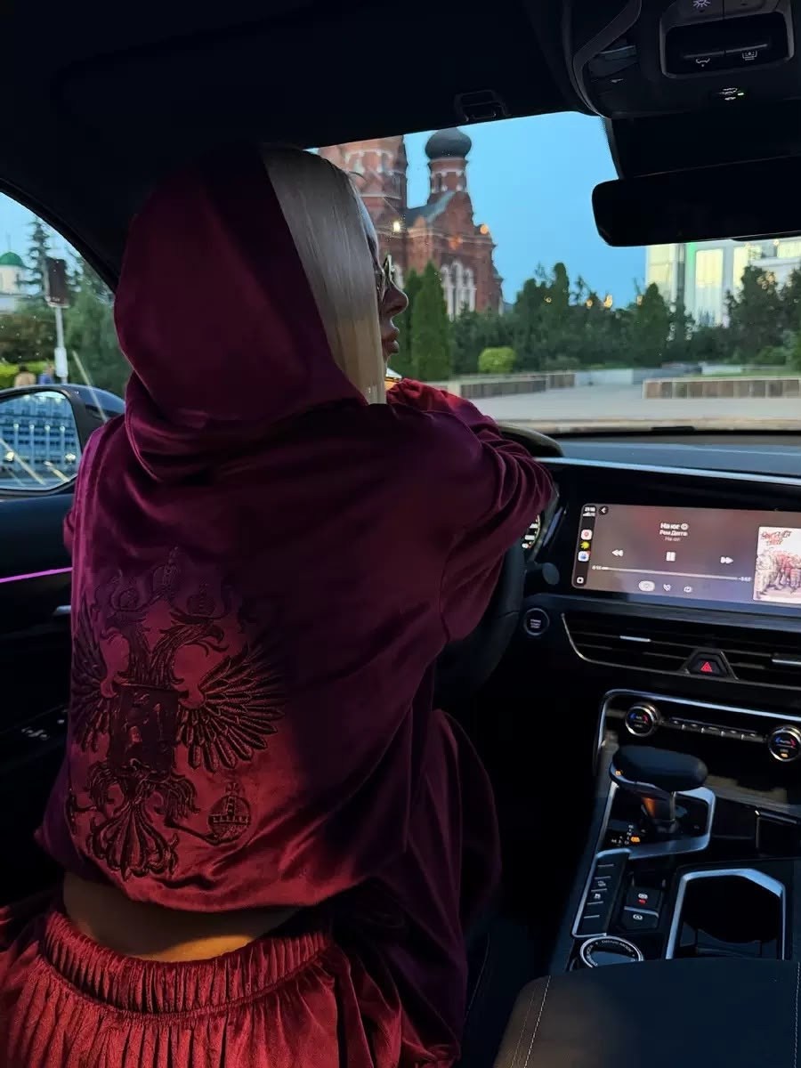 роскошные автомобили,с авто,худи оверсайз,девушка с автомобилем,толстовка