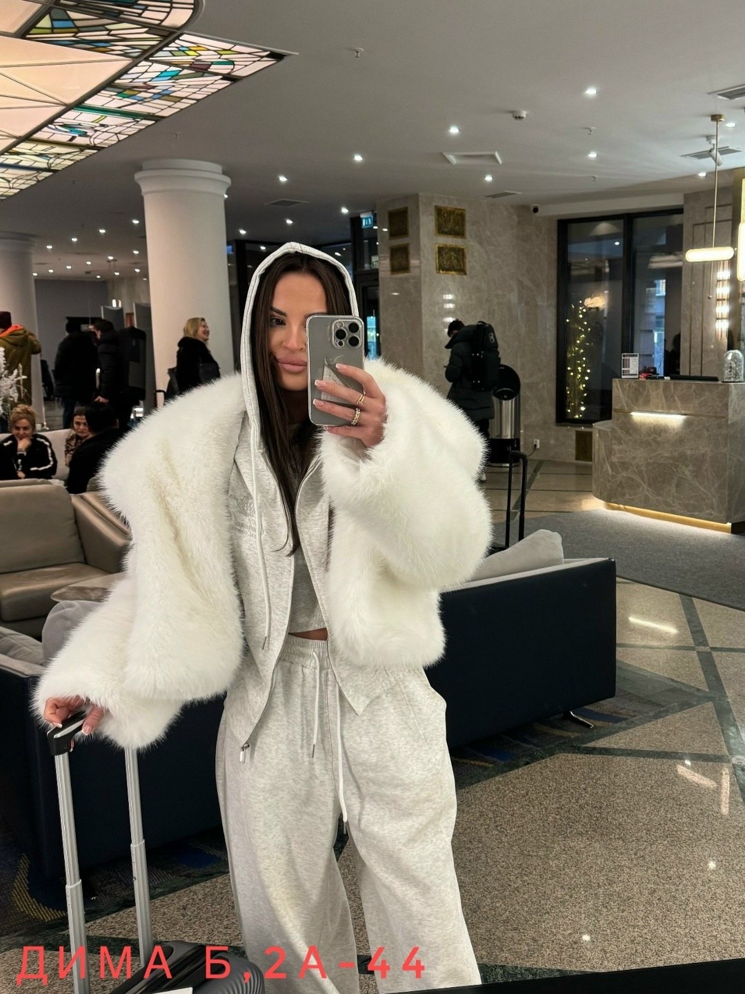 шуба с капюшоном из эко песца romana furs,шуба из меха финского песца с капюшоном белая,белая шуба из ламы с капюшоном,шуба белая,меховая куртка