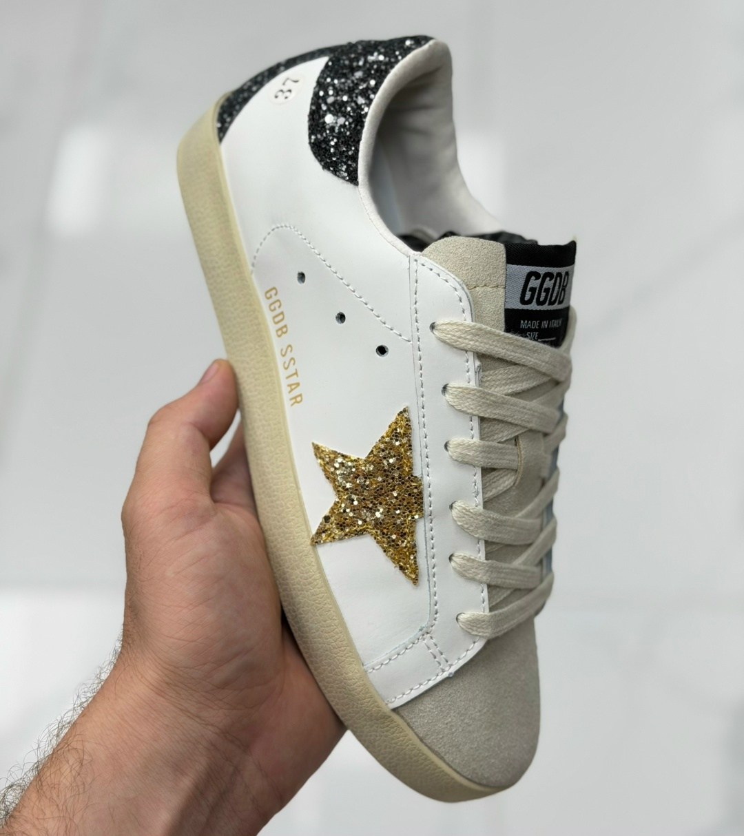 ,кроссовки golden goose,женские брендовые кроссовки кеды со звездой голден гус golden goose,кеды golden goose superstar,кеды golden goose superstar белые с чёрной пяткой
