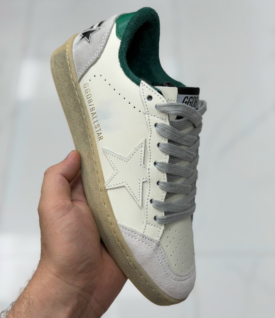 ,кроссовки golden goose,женские брендовые кроссовки кеды со звездой голден гус golden goose,кеды golden goose superstar,кеды golden goose superstar белые с чёрной пяткой