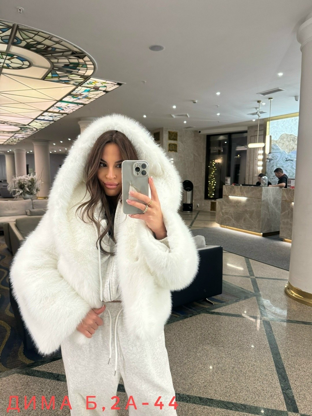 шуба с капюшоном из эко песца romana furs,шуба из меха финского песца с капюшоном белая,белая шуба из ламы с капюшоном,шуба белая,меховая куртка