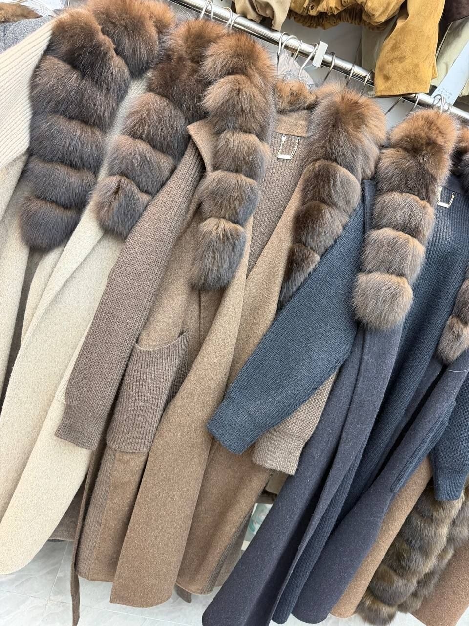 вязанный кардиган с натуральным мехом финского песца city furs,утепленное кашемировое пальто с мехом куницы,пальто с мехом,утепленное кашемировое пальто с мехом соболя,пальто кашемировое с мехом песца