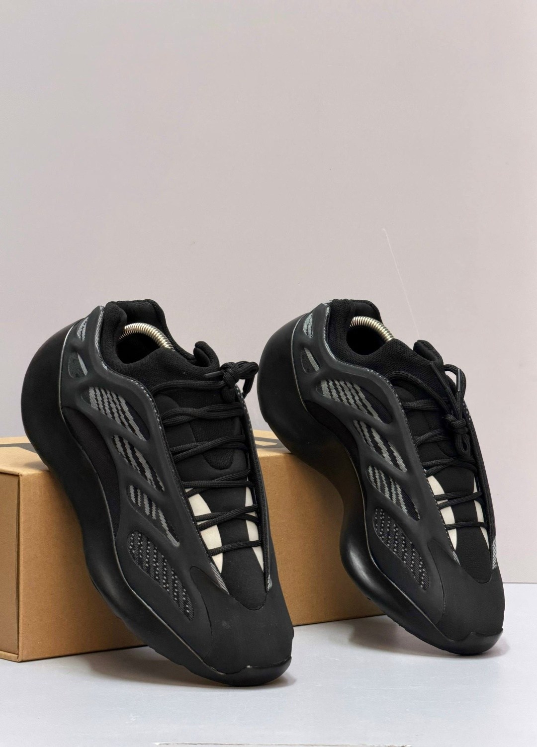 кроссовки adidas yeezy boost 700,adidas yeezy boost 700 v 3,кроссовки adidas yeezy 700,adidas yeezy boost 700,adidas yeezy 700 v 3