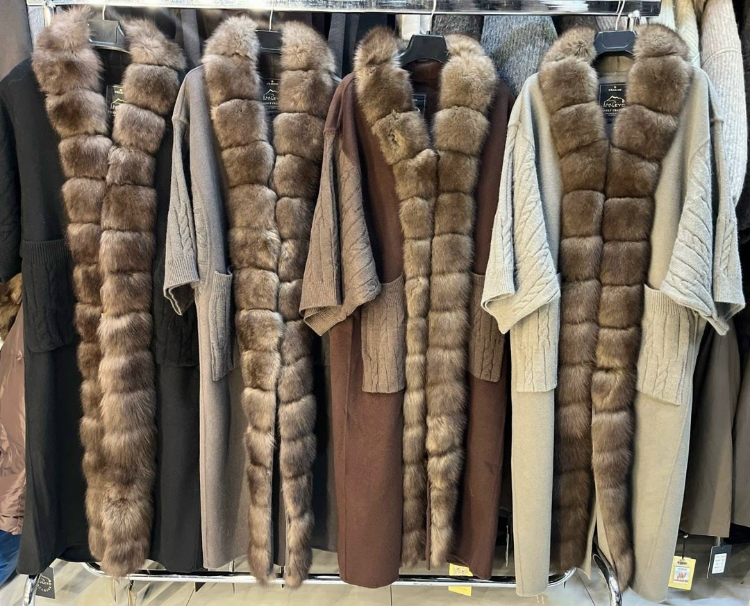 кардиган с мехом финского песца yana kraft brand,кардиган с мехом песца,вязаный зеленый кардиган с отделкой из меха песца,кардиган с мехом,кардиган с песцом