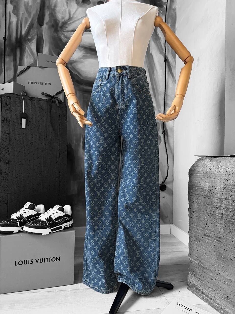 голубые широкие джинсы с логотипами louis vuitton,джинсовые брюки,джинсы модные,широкие джинсы,джинсы женские