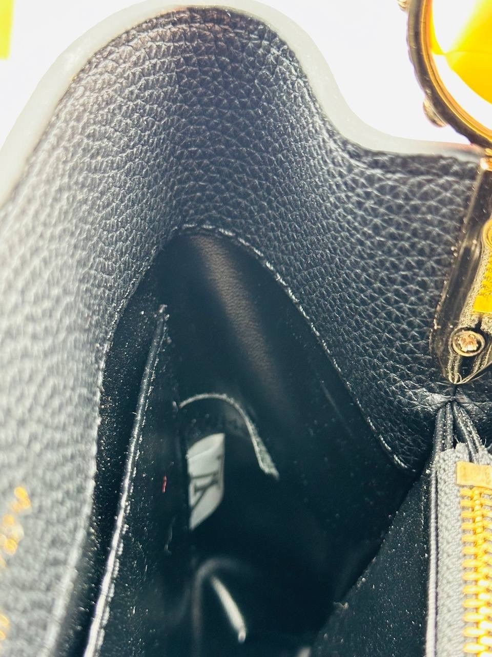 сумка женская louis vuitton,кожаная черная сумка louis vuitton capucines pm,louis vuitton сумка,большая черная женская сумка louis vuitton,сумка луи виттон