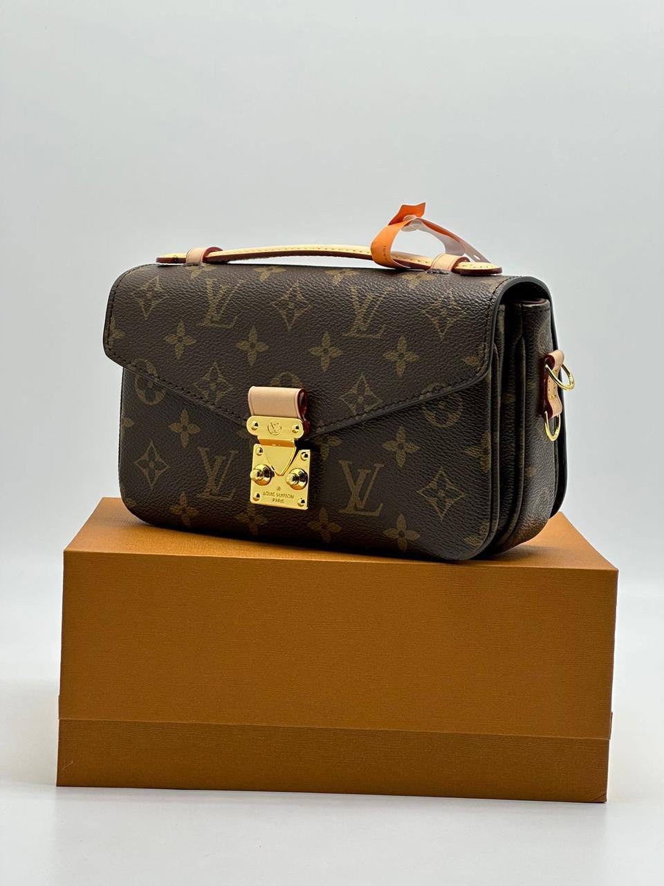 сумка louis vuitton женская,сумка louis vuitton,сумка на плечо louis vuitton,женская кожаная сумка louis vuitton темно-коричневая с логотипами 22х13х7,сумка луи виттон
