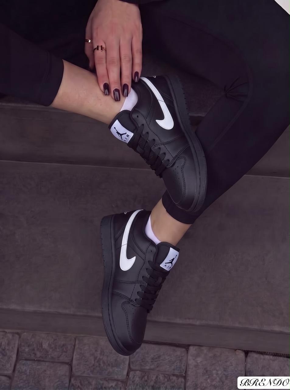 air jordan 1 low "black/white",nike air jordan 1 triple black,nike air jordan 1 low,кроссовки air jordan 1 low triple black,air jordan 1 low 'black/white' black ao9944 001
