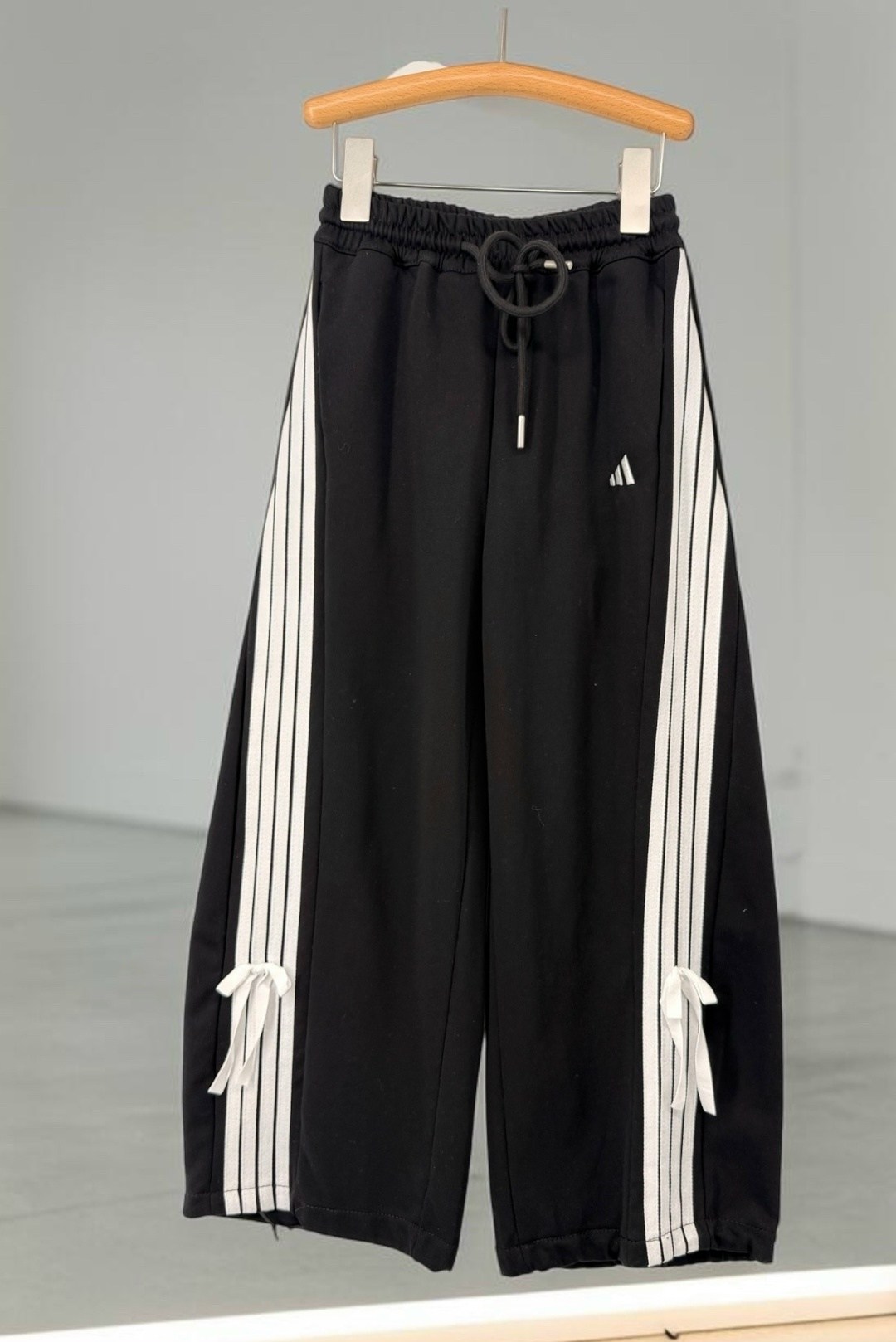 широкие брюки adidas,адидас штаны широкие,штаны адидас,спортивные брюки adidas originals,брюки адидас