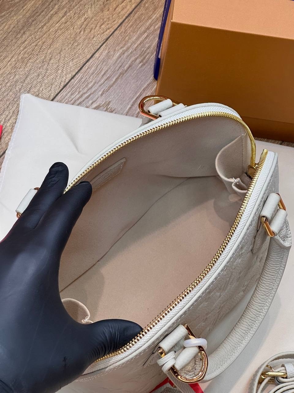 женская черная сумка louis vuitton alma bb,сумка louis vuitton,сумка женская louis vuitton,сумка женская louis vuitton alma bb,louis vuitton сумка на плечо
