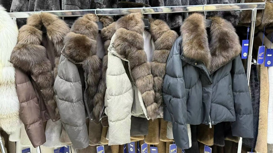 куртка-бомбер с натуральным мехом песца,пуховик с натуральным мехом,куртка с мехом песца,куртка с мехом,куртка женская с мехом