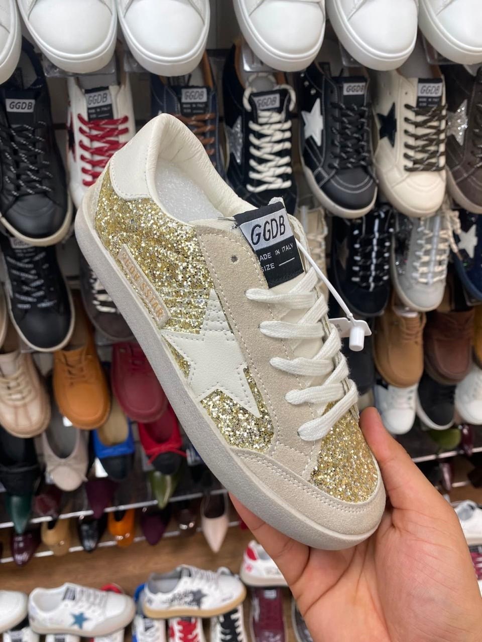 golden goose кеды блестящие черные,golden goose черные кеды женские,golden goose кеды super-star с кристаллами черный,,голден гус кеды черные