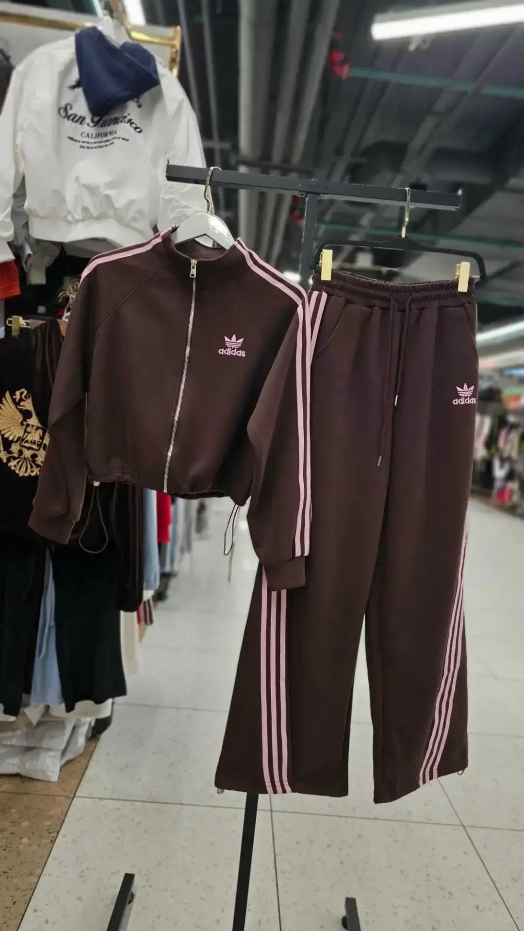 спортивный костюм женский adidas,костюм адидас,женский спортивный костюм,комплект одежды adidas sportswear,костюм адидас женский