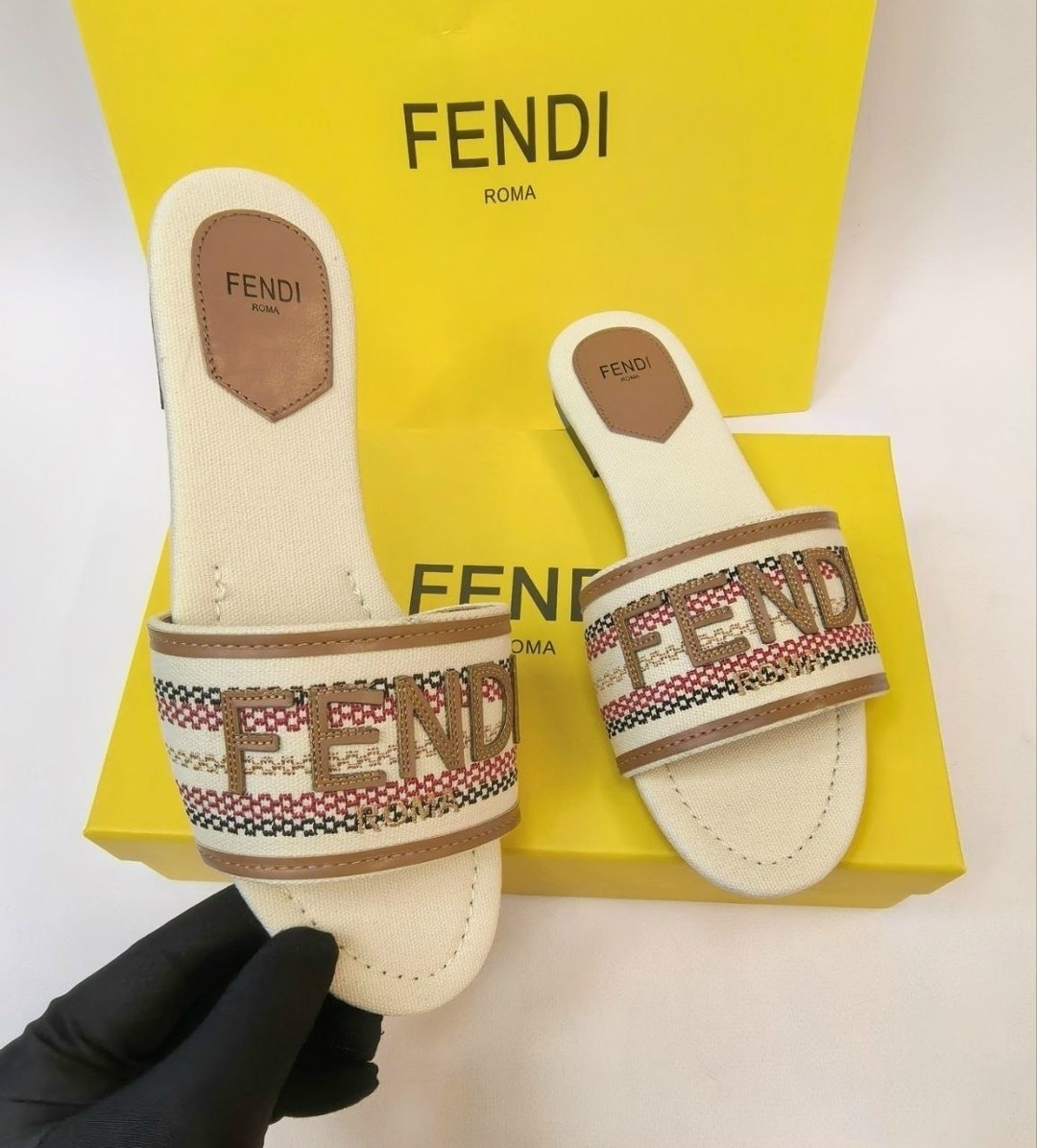 fendi шлепки,шлепанцы fendi,тапочки fendi,шлепки fendi женские,шлепки фенди