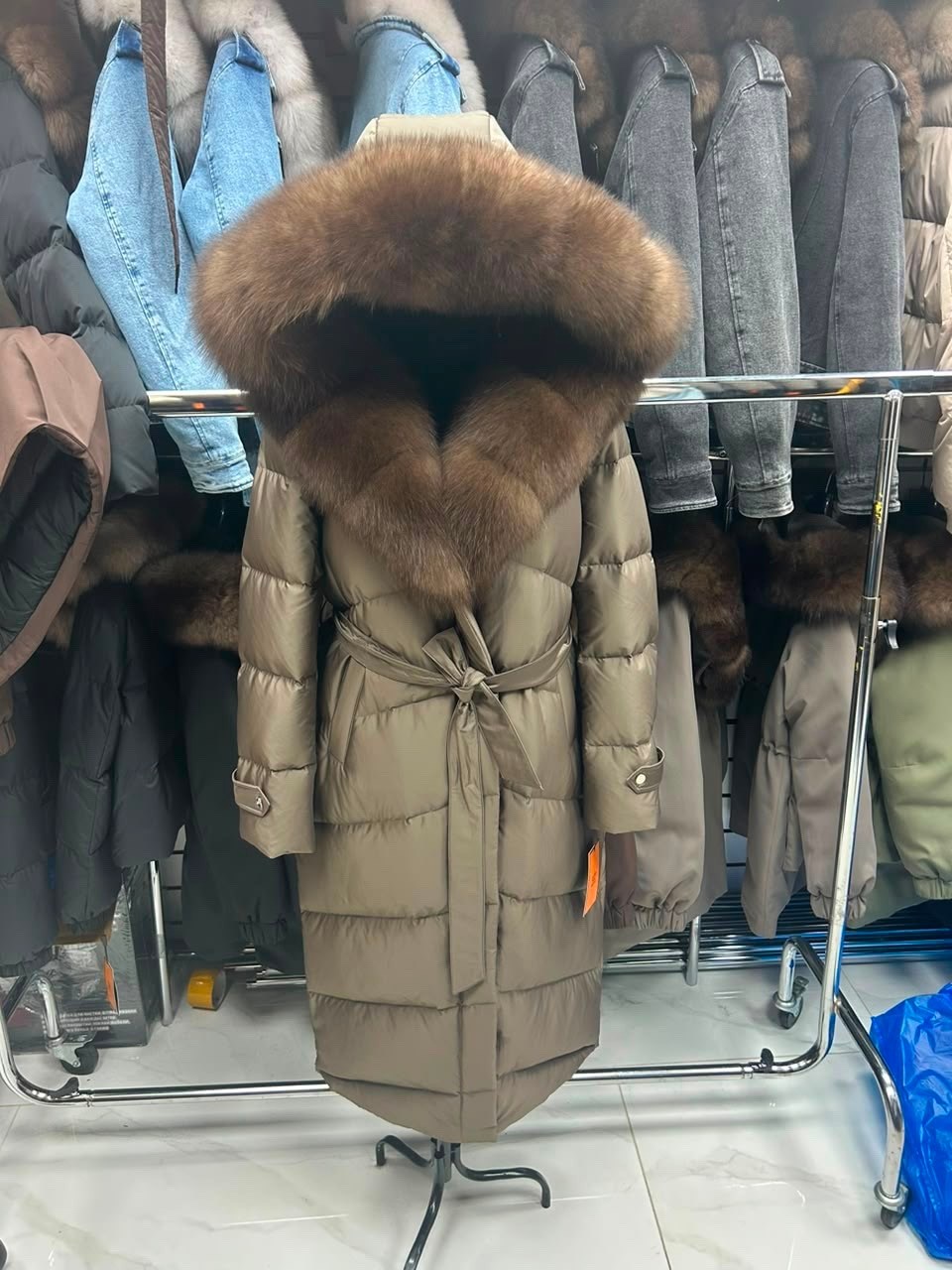 пуховики с натуральным мехом,пуховик женский с мехом,пуховики с мехом,пуховик с натуральным мехом песца с капюшоном длина 120,пуховик женский с натуральным мехом