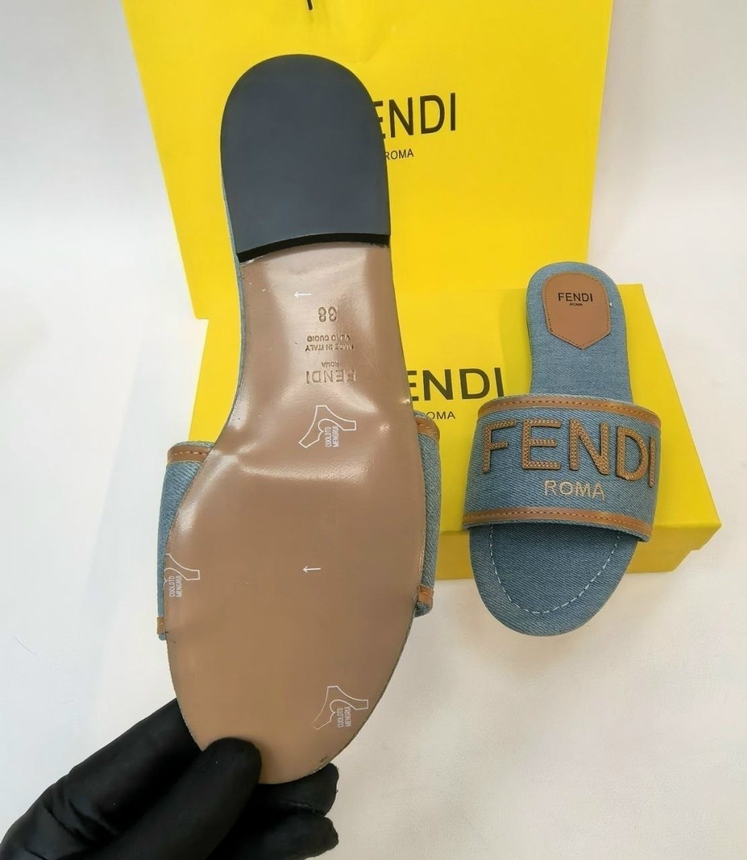 fendi шлепки,шлепанцы fendi,тапочки fendi,шлепки fendi женские,шлепки фенди