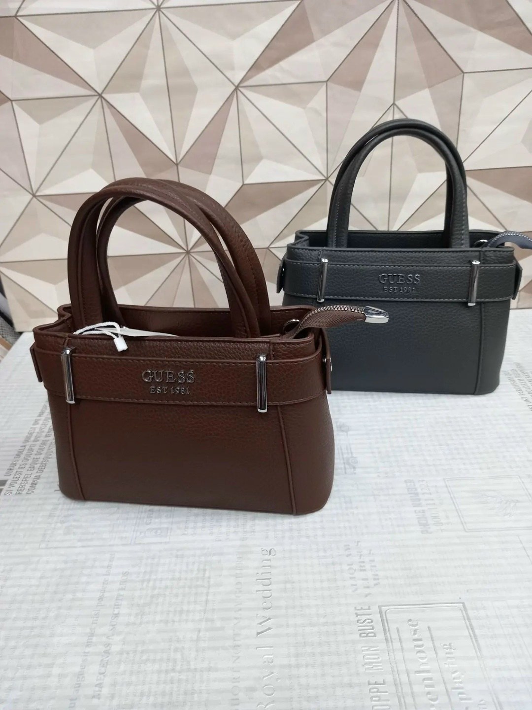 guess сумка,женская сумка guess,коричневая женская сумка guess,guess сумка кросс боди,сумка с ручками guess anadela hwbg9633760 черный