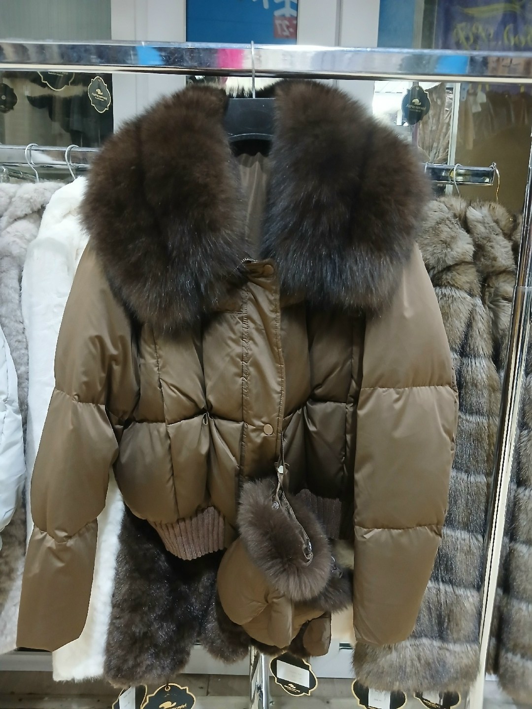 женский пуховик,белый пуховик с мехом,куртка белая с мехом,пуховик,короткий пуховик