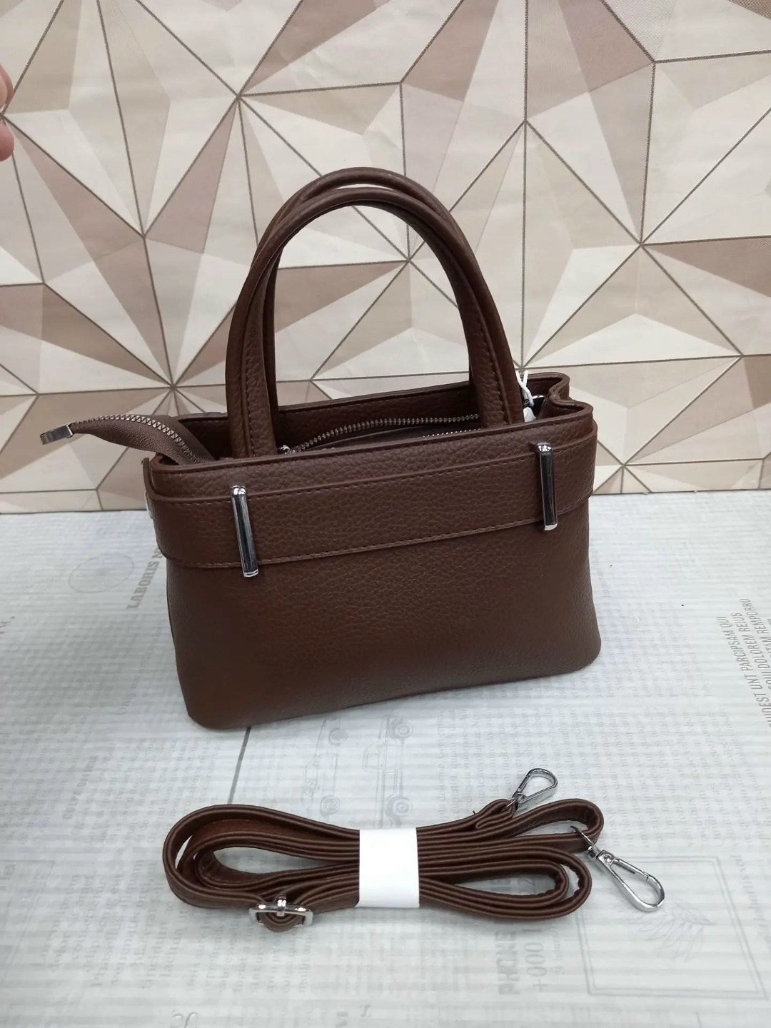 guess сумка,женская сумка guess,коричневая женская сумка guess,guess сумка кросс боди,сумка с ручками guess anadela hwbg9633760 черный