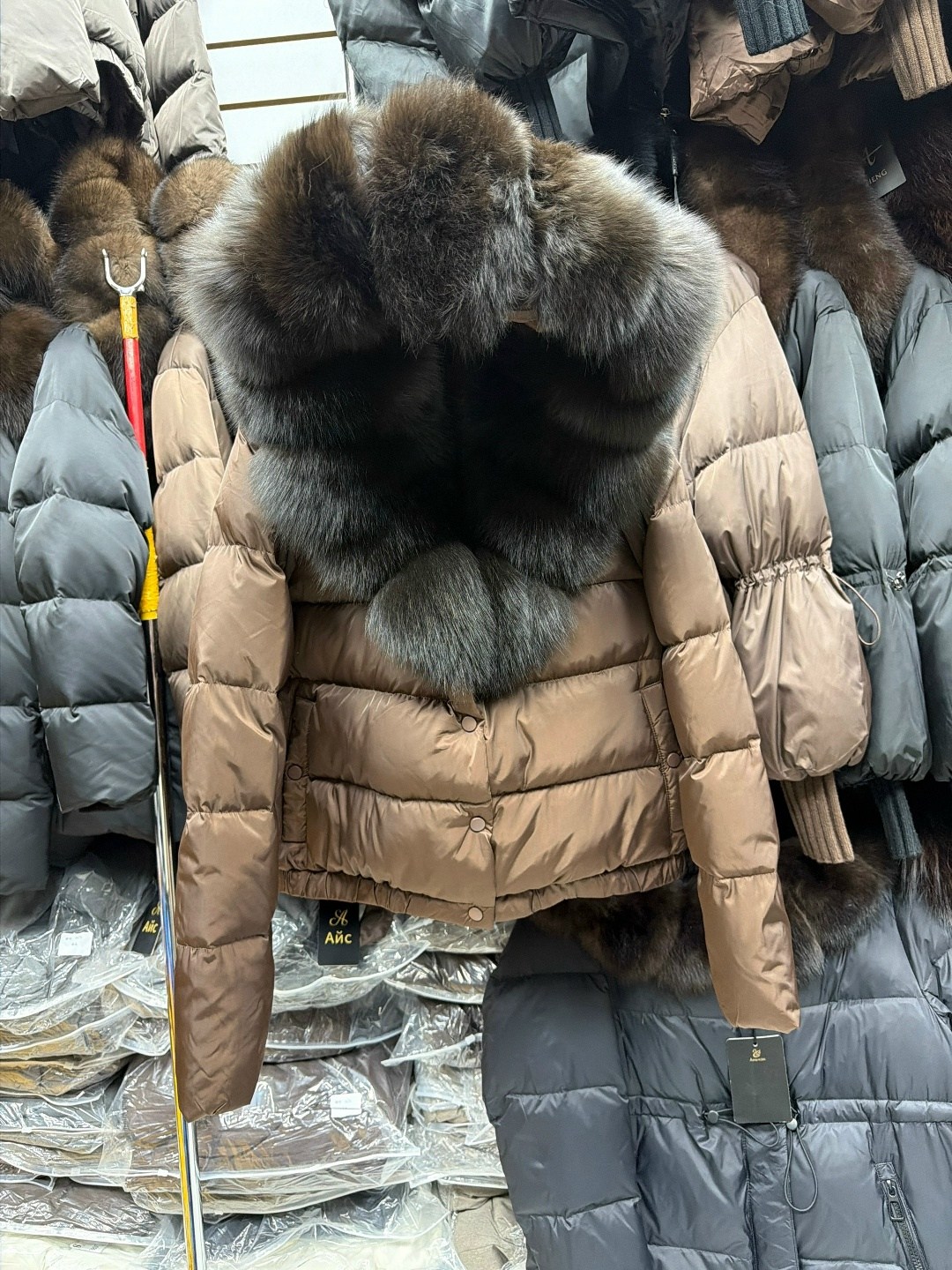 женский пуховик с натуральным мехом,пуховики с натуральным мехом,пуховик с мехом,куртка-пуховик,женский пуховик