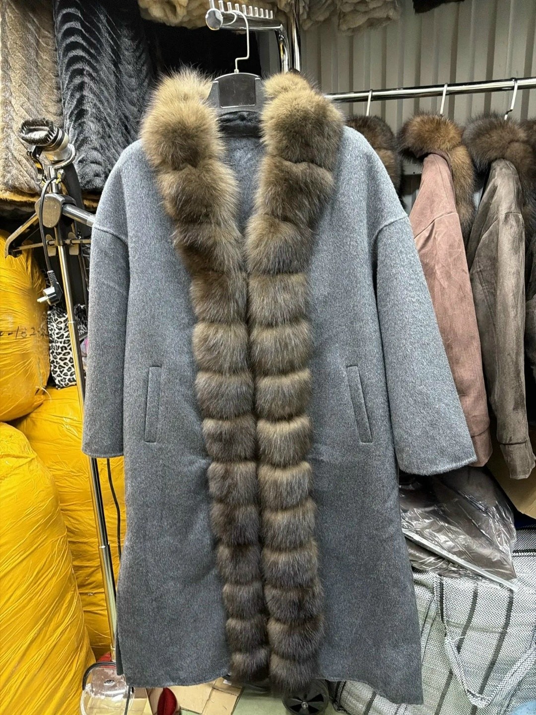 кашемировое пальто с мехом куницы yana kraft brand,пальто с мехом,пальто из кашемира loro piano с мехом куницы,пальто с мехом куницы,женское длинное кашемировое пальто из натурального меха лисы
