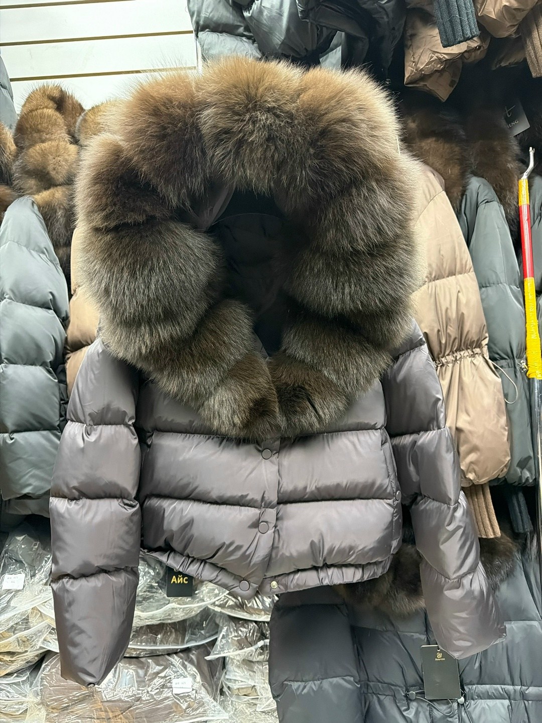 женский пуховик с натуральным мехом,пуховики с натуральным мехом,пуховик с мехом,куртка-пуховик,женский пуховик