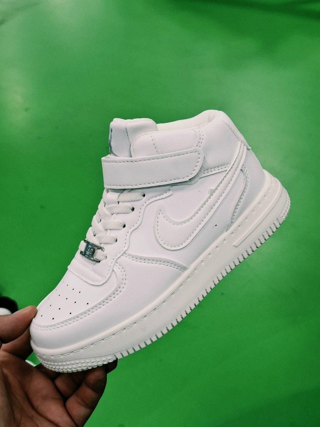 nike air jordan 1 mid,air jordan 1 mid "triple white",кроссовки nike air jordan 1 mid,nike air jordan 1 mid se,jordan 1 mid triple white