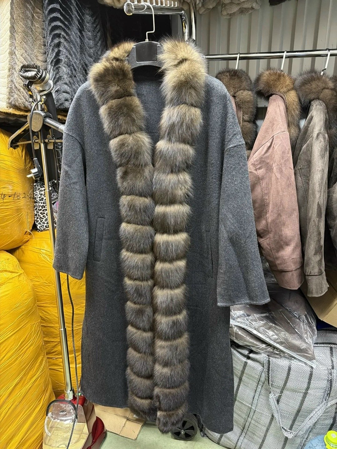 кашемировое пальто с мехом куницы yana kraft brand,пальто с мехом,пальто из кашемира loro piano с мехом куницы,пальто с мехом куницы,женское длинное кашемировое пальто из натурального меха лисы