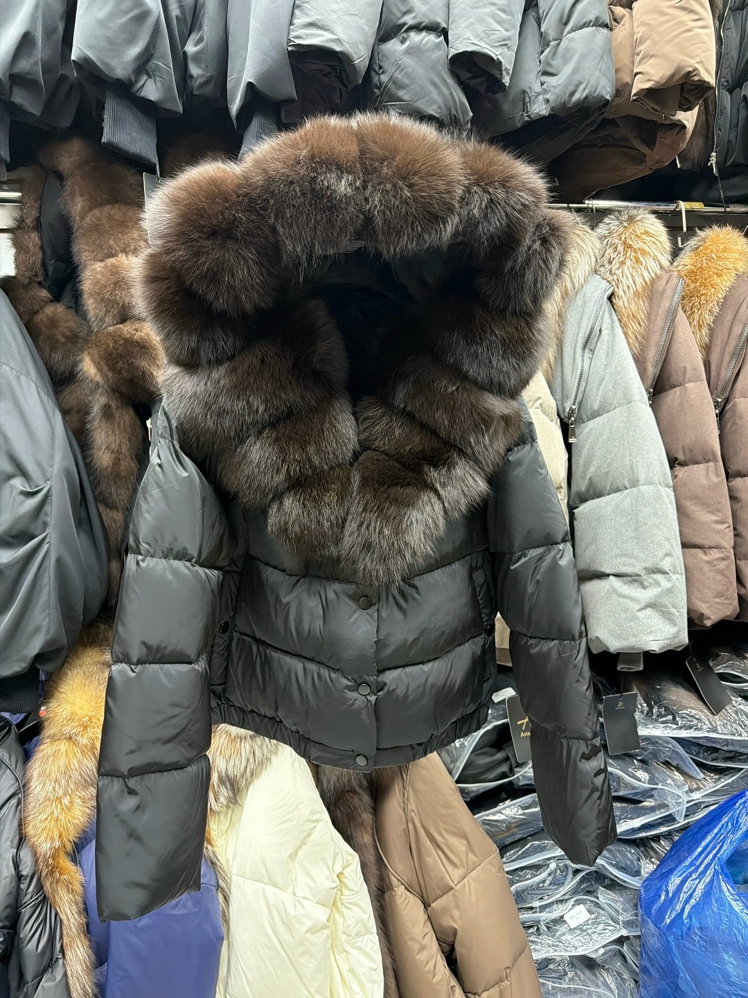 женский пуховик с натуральным мехом,пуховики с натуральным мехом,пуховик с мехом,куртка-пуховик,женский пуховик