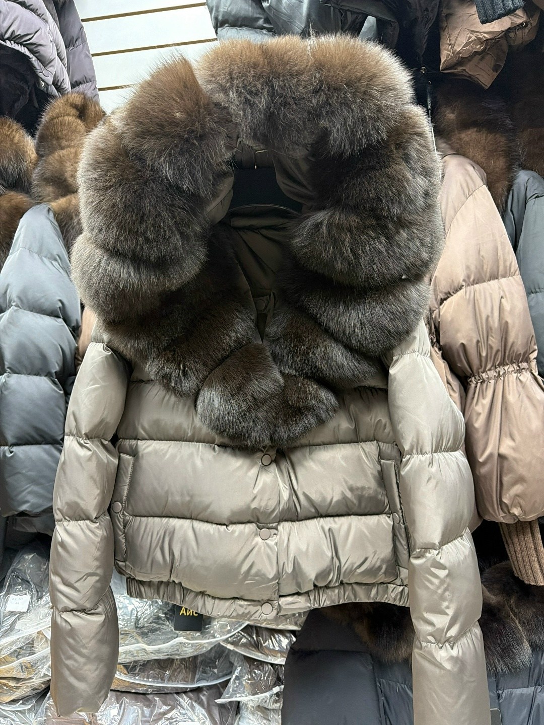 женский пуховик с натуральным мехом,пуховики с натуральным мехом,пуховик с мехом,куртка-пуховик,женский пуховик