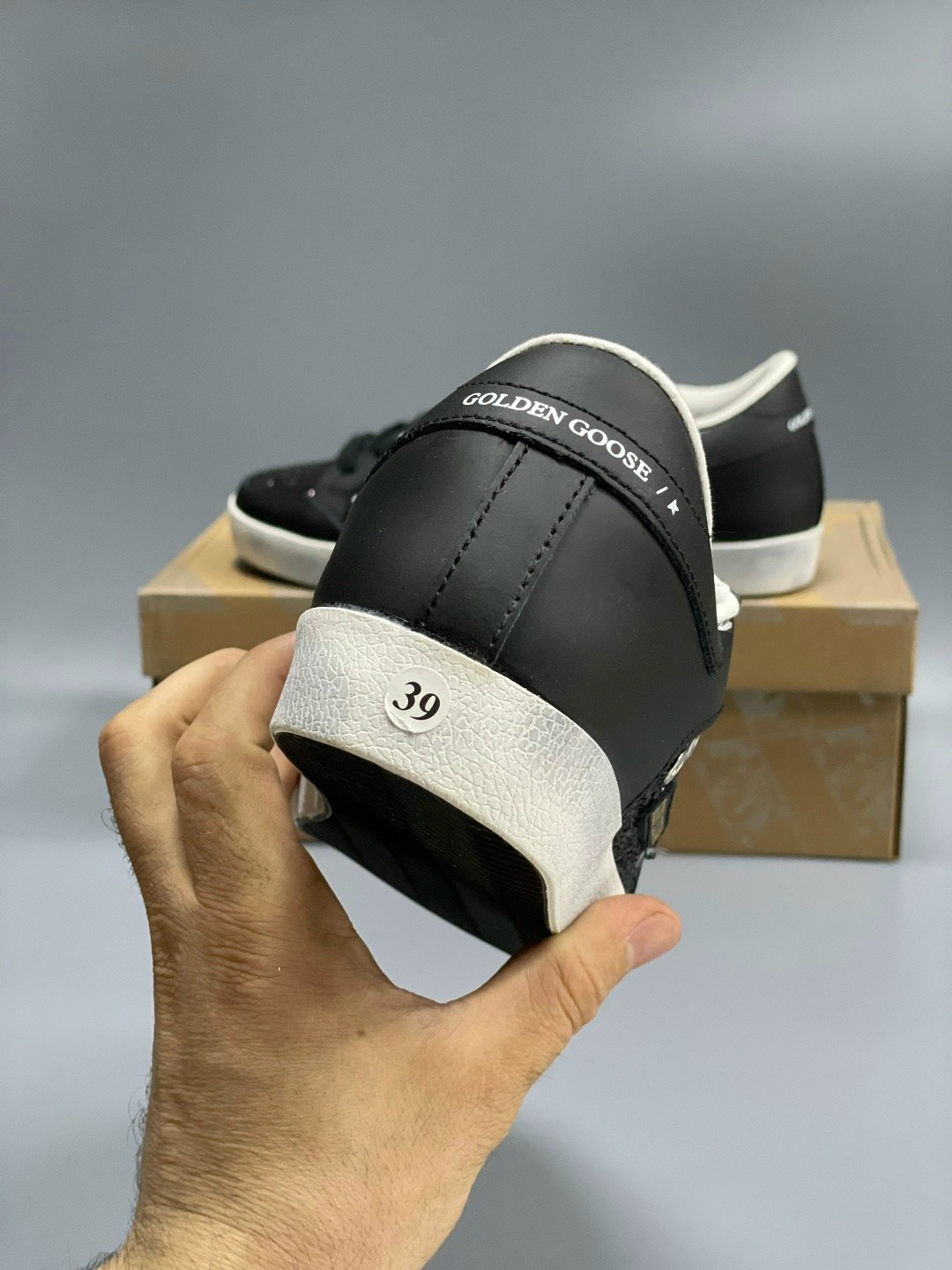 golden goose кеды hi star на платформе черный,черные женские кожаные кроссовки sstar golden goose,кожаные низкие кеды с блестками superstar golden goose,golden goose кеды super star черный,женские низ