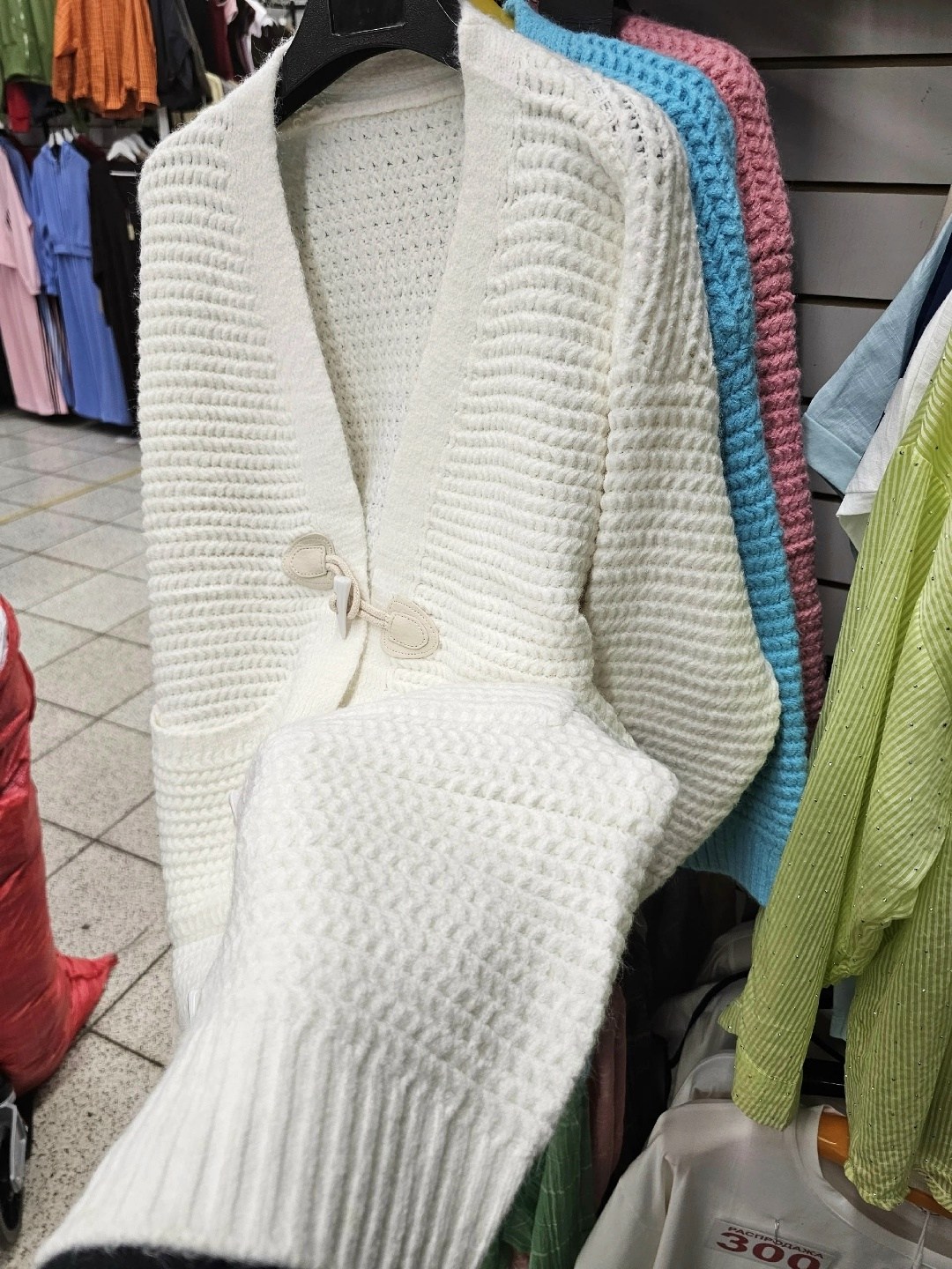 вязаные костюмы,вязаные кардиганы,костюм белый,костюм женский,вязаный брючный костюм