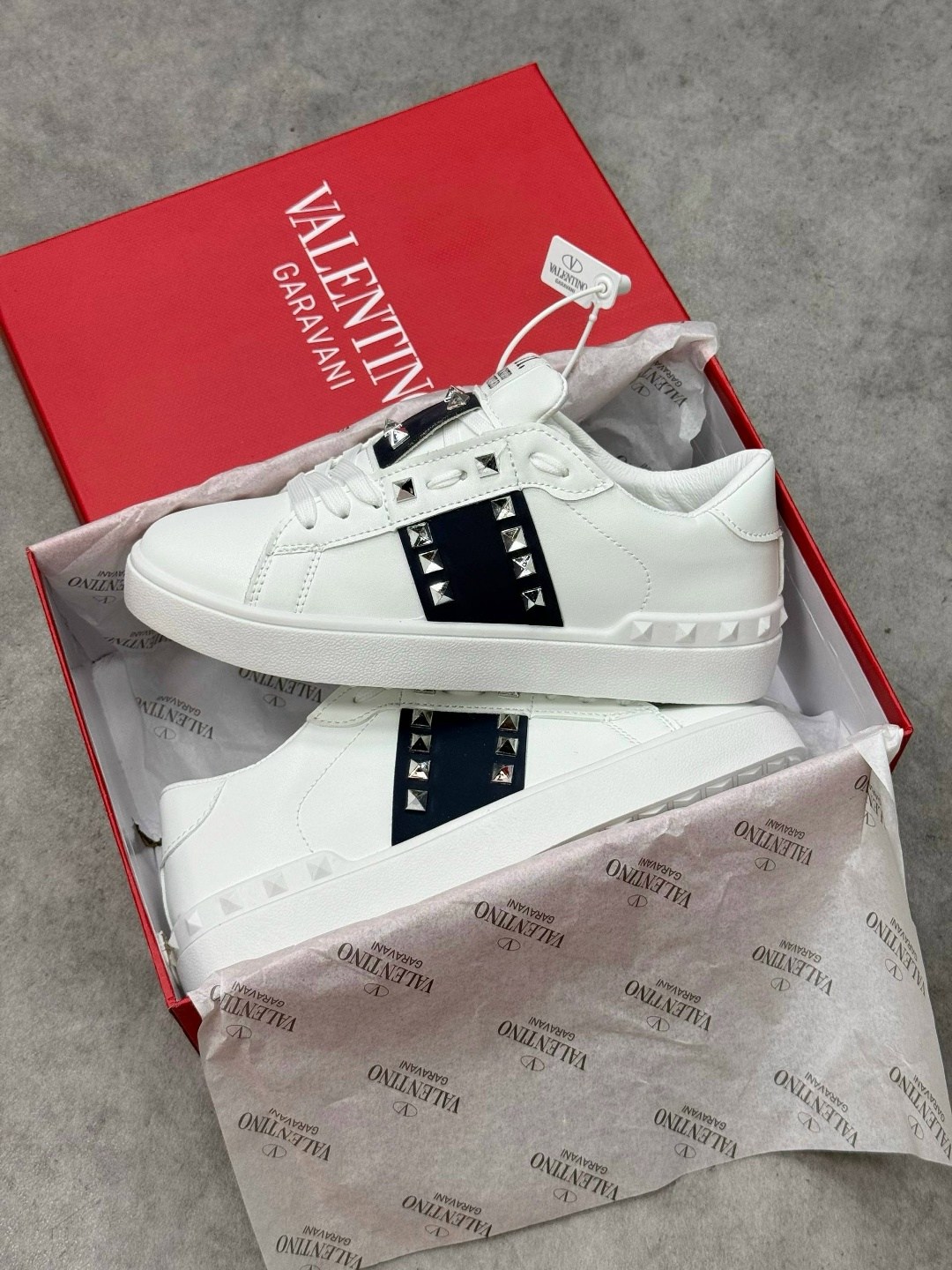 ,valentino garavani rockstud sneaker,valentino rockstud untitled leather sneaker,кеды валентино женские,valentino garavani rockstud sneakers white