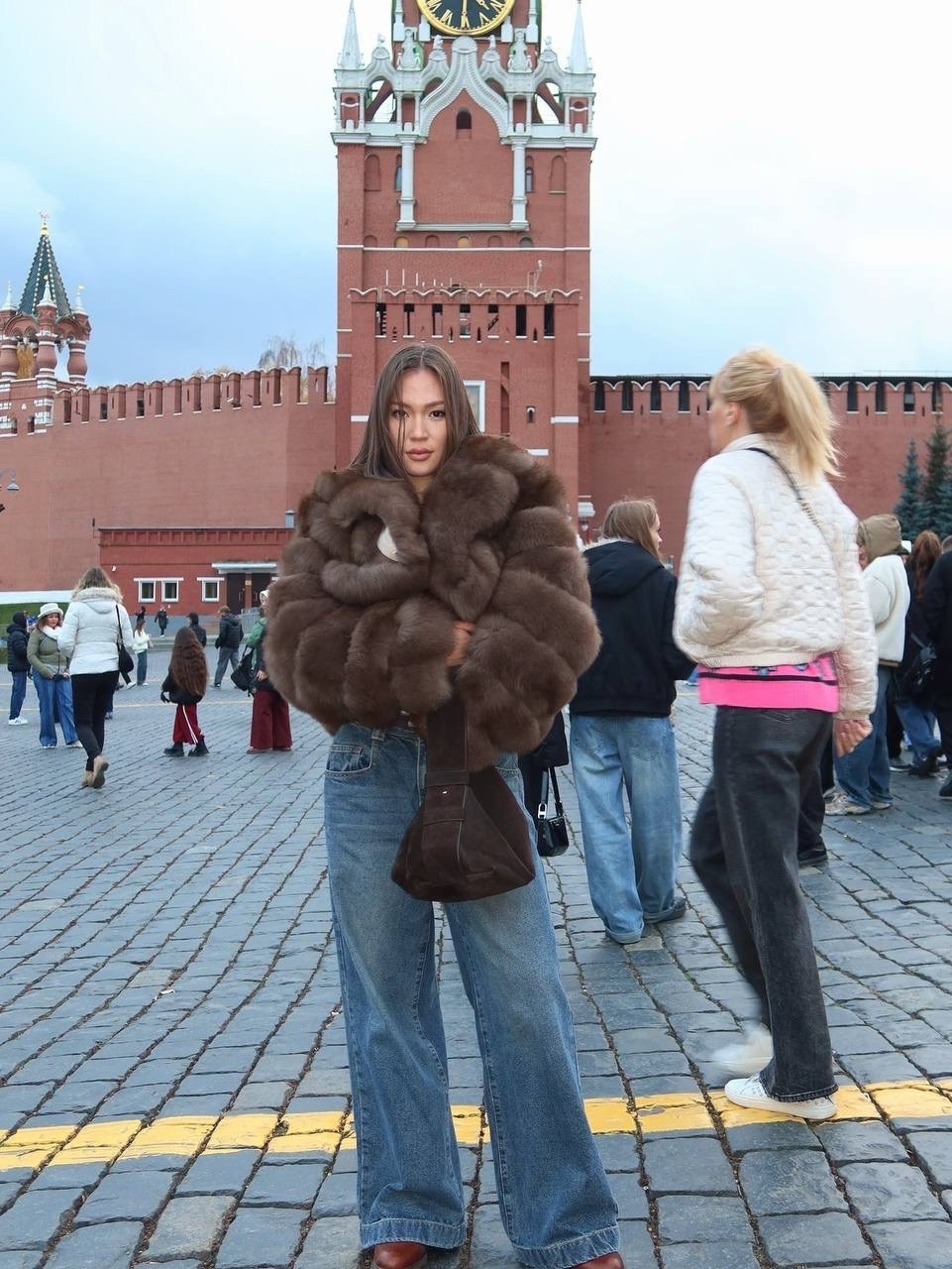 шуба из песца,шуба из соболя,полушубок из соболя,образ с шубой из песца,меховая куртка