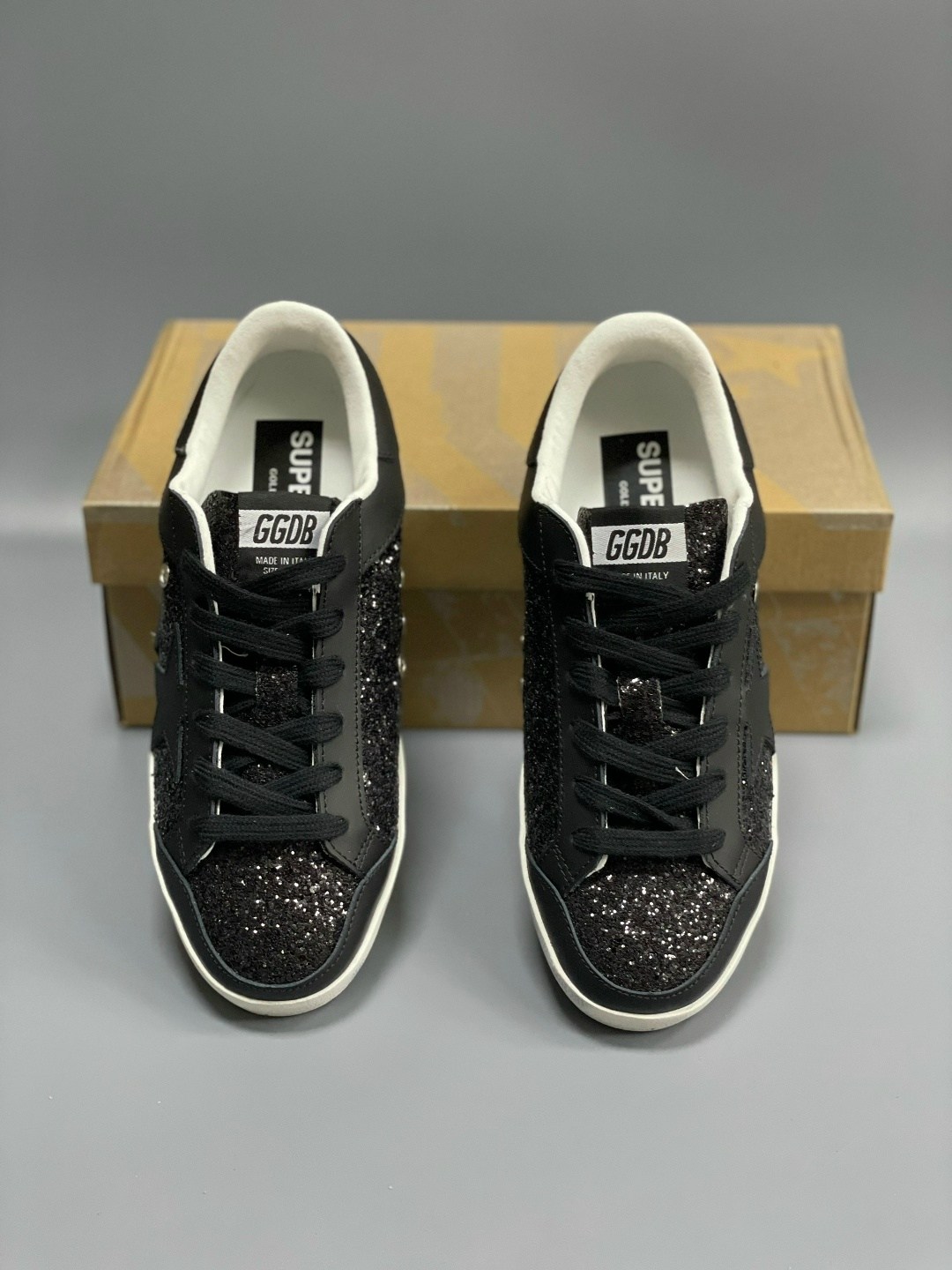 golden goose кеды hi star на платформе черный,черные женские кожаные кроссовки sstar golden goose,кожаные низкие кеды с блестками superstar golden goose,golden goose кеды super star черный,женские низ