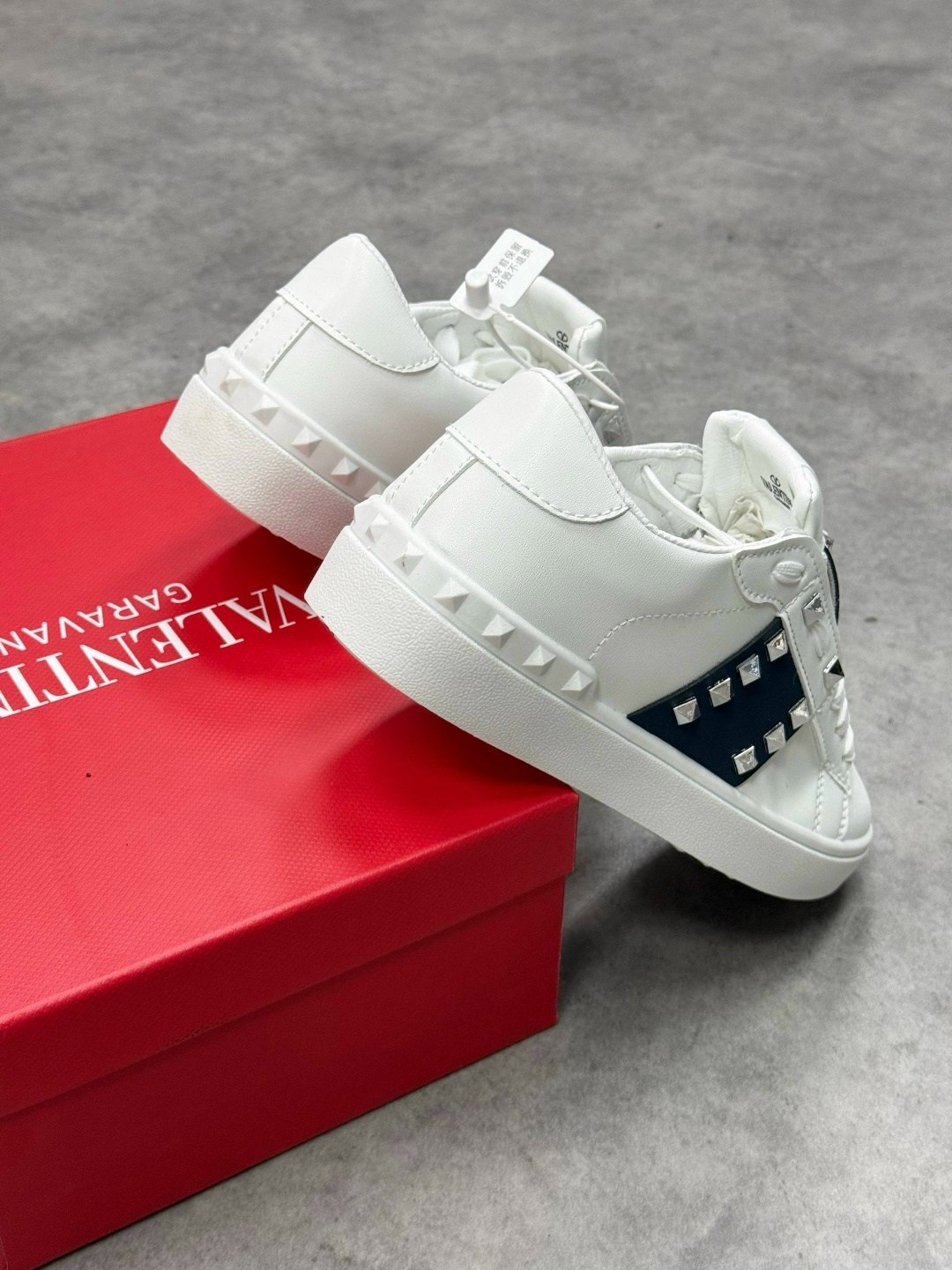 ,valentino garavani rockstud sneaker,valentino rockstud untitled leather sneaker,кеды валентино женские,valentino garavani rockstud sneakers white
