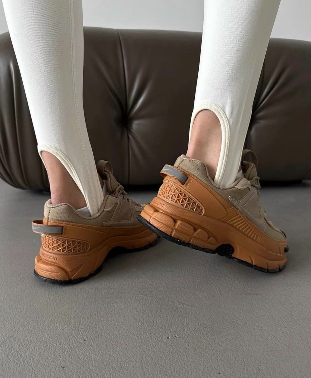 кроссовки,кроссовки nike air zoom vomero 5 roam 'flax',женские кроссовки,повседневные кроссовки nike sportswear sneakers коричневый,кроссовки мужские женские
